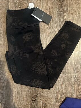 NWT Fabletics Black Floral Scrunch Butt Mid-High Waist Above Ankle Leggings